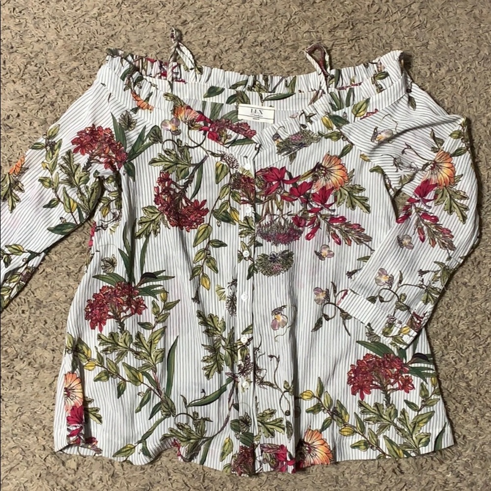Cold shoulder boutique top